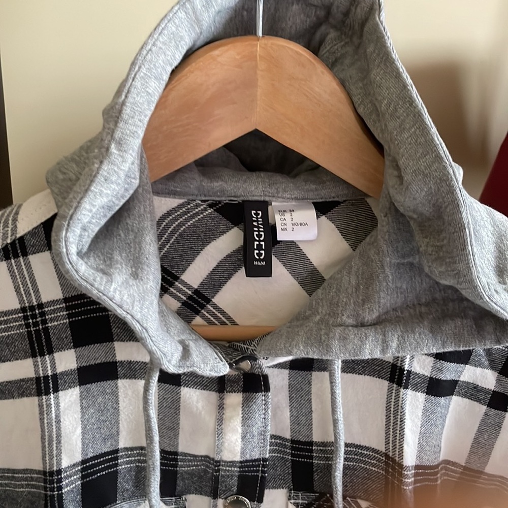 Gorgeous H&M plaid shirt with hoodie - Picture 3 of 8
